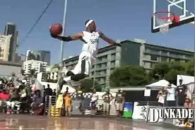 弹跳逆天，世界街球名将扣篮，嘴亲篮筐小个扣篮不是梦图片