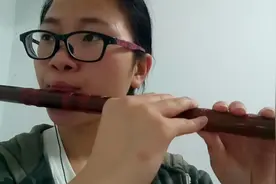 美女笛子独奏《在银色的月光下》，勾起了对音乐喜爱！图片