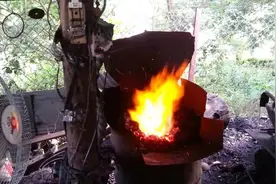 实拍斧头制作过程，反复放到炉子里烧后再捶打，最后砂轮抛光开刃图片