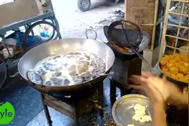 印度三哥用幽怨的小眼神带来油炸糕，为什么总要剩下一小坨！视频封面