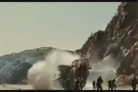 这群特种兵去山洞里抓巨蟒：被吓得一个比一个跑得快视频封面