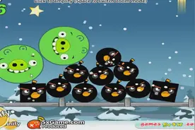 愤怒的小鸟踢出绿色的小猪-两只巨大的红色小鸟踢坏了小猪视频封面