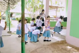 泰国学生进教室和教学楼都要脱鞋，穿的是特制的厚底袜