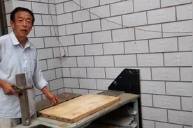 案板用久了中间鼓起来，木匠用两件工具一下就修复了，涨见识