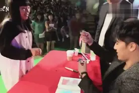 2013胜利的专辑签售会和粉丝各种互动，GD扮演粉丝真到位视频封面