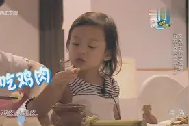 甜馨女汉子模式上线，吃鸡肉长肌肉，这是我见过最萌的二头肌！视频封面