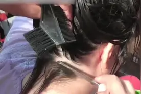 理发师帮妹子将脖子后的汗毛刮掉后，舒服多了！视频封面