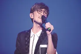 周传雄患病暴瘦20公斤成了纸片人 从歌星变身商业操盘手图片