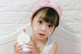 一位拥有高人气的韩国小正妹，妈妈的颜值自然不会差图片