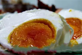 咸鸭蛋，蛋黄能流出黄油的，也只有在农村才能吃到了图片