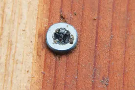 螺丝由于磨损无法拆卸下来，一把电锯就可帮你轻松拿下它图片