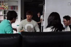 稀罕事:李光洙把金钟国打趴下了 最后一张图可以看好久图片