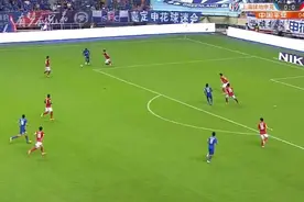 国足怎么办 郑智无人盯防状态停球弹出2米外 造成恒大失球图片