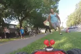 远程遥控玩具车上路遭遇多人抢夺，最后悲剧了视频封面