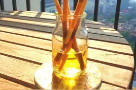 将棉线缠绕在竹签上，插到瓶子里能使香薰得到更好的挥发图片