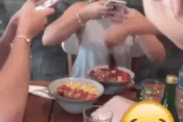 吃饭前女友要拍食物，你敢把食物弄乱么图片