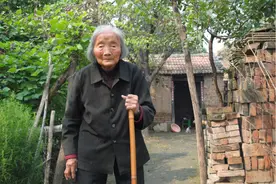 故乡深情：奶奶的老房子在大雨中轰然倒塌.......图片