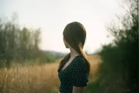 奇怪的空乘女生。图片
