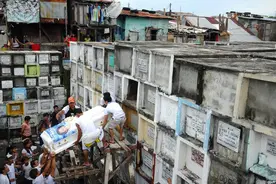 实拍菲律宾“贫民窟”，约5万穷人与逝者同住墓地图片