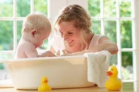 入秋了，宝宝用浴巾这样包不易感冒图片