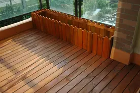 原来露台上的户外木板要这样铺！看完好后悔，我家的已经开裂了！图片