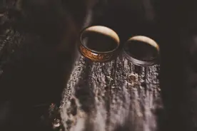 在木板上切割下一段木条，最后得到的成品世间独有图片