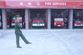 开学军训 跟着教官学习正步换齐步