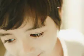 小小年纪就颜值爆表的混血小正太，在炎热的夏天为你带来一股清流图片