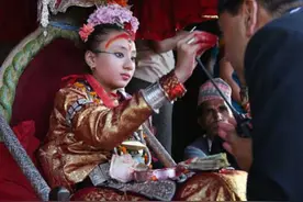 尼泊尔“活女神”：褪去女神光环下真实而又苛刻的现实图片