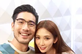 高以翔晒与林志玲合照，戴着眼镜的男神莫名的有点傻白甜图片