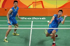 “彩虹组合”1-2负英国组合 获得羽毛球男子双打第四名图片