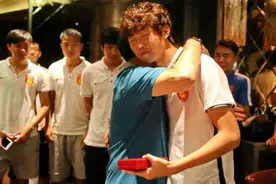 高仲勋空降郑州为子庆生 父子同框高准翼惊喜落泪视频封面