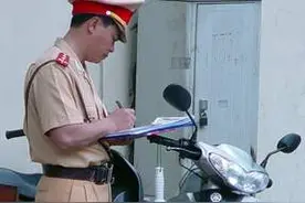 实拍：越南街头貌似很厉害的穿军警服的执法人员图片