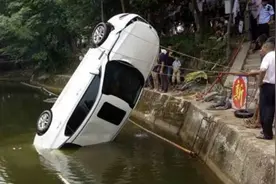 安远龙泉湖沉车打捞现场大曝光，疑因停车未拉手刹！图片