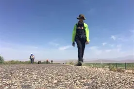 百名徒步者激情穿越柴达木图片