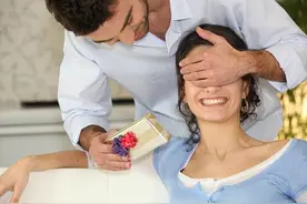 送礼时一定不能对女生说这五句话，不听就算了图片