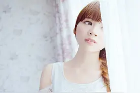 男友刚向我求婚，隔天我接到一个电话，当即就对他失望透顶图片