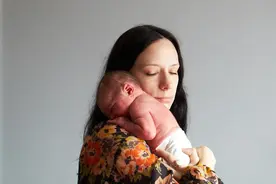 新生儿和妈妈的第一次亲密接触，让人温暖的瞬间图片