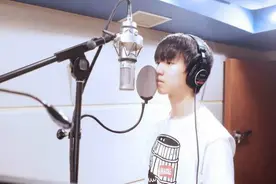 王俊凯首支原创单曲《树读》首发 悦耳灵动饱含深情视频封面
