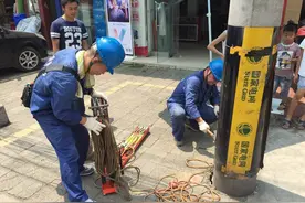 货车超高挂断电线 交通受阻紧急抢险图片