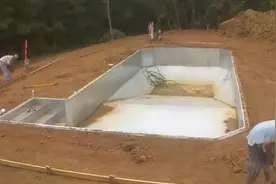 自己也能DIY一个漂亮的游泳池，赶紧动手做吧