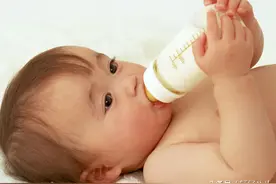 宝宝喝一半的奶倒掉还是继续喝？图片