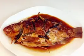 美味家常菜：​红焖鲫鱼，肉质嫩滑等你来尝图片