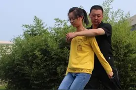 防身技巧：当色狼从背后抱住你时，教你该如何反击图片
