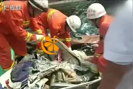 昌万公路两车相撞 一人被困视频封面