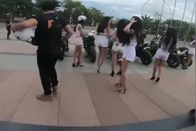 为啥这么多男人都想当骑士？看到这个场景你就明白了！