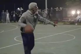 NBA球星在比赛中穿着老年人服装