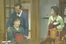 姑姑哭诉没子女拜年只能躲在厨房，二婶说无子女是上等命，惹炸她视频封面