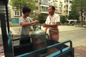江西盲人夫妻共用一只眼送煤气，1罐气赚3元养家：熟人不要钱视频封面