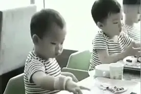 爸爸带宋民国三胞胎来吃自助餐，随身跟随！视频封面